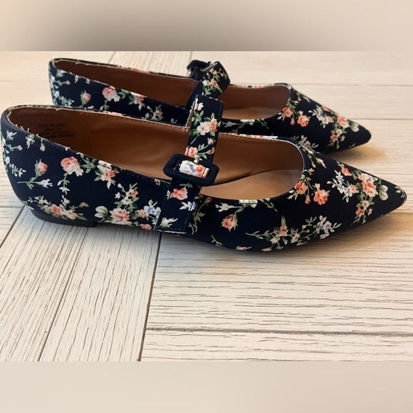 Journee new w/out tags, navy, floral, pointy toed flats, Mary Jane style. 7.5 - Picture 2 of 5